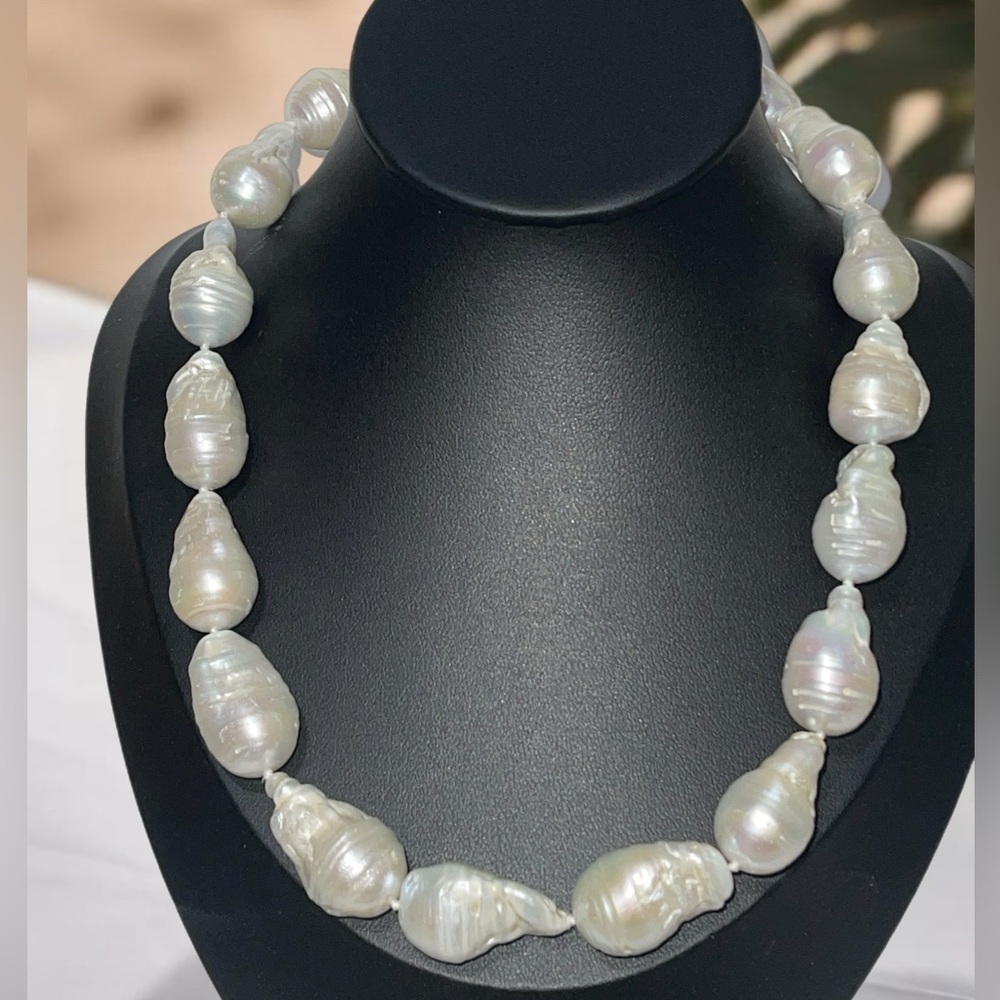 Elegant White Natural Baroque Freshwater Pearl Hand Knotted Necklace 16” NWOT